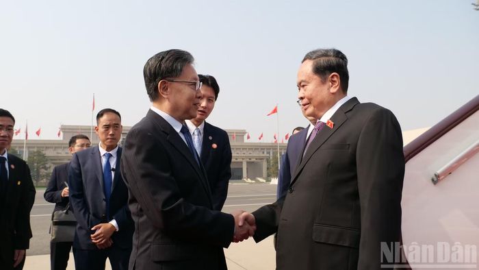 Đồng chí Vương Đông Minh, Phó Ủy viên trưởng Ủy ban Thường vụ Nhân đại toàn quốc Trung Quốc nhiệt liệt chào mừng Chủ tịch Quốc hội Trần Thanh Mẫn.