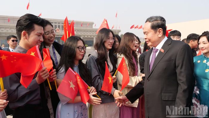 Chủ tịch Quốc hội Trần Thanh Mẫn bắt tay các bạn lưu học sinh Việt Nam tại Trung Quốc.