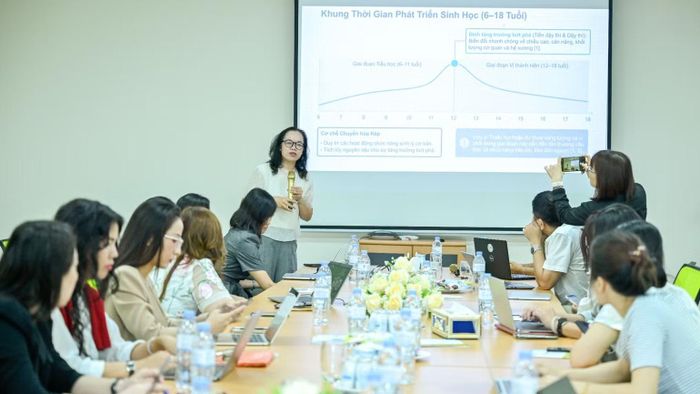  Tiến sĩ, bác sĩ Bùi Thị Mai Hương trao đổi về các giải pháp chuẩn hóa bữa ăn học đường. (Ảnh: Nguyễn Hồng) 