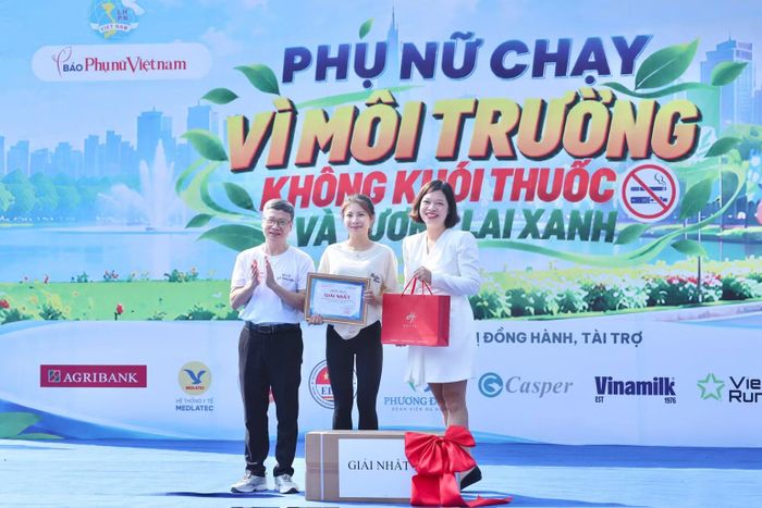 Ông Phí Quốc Thuyên, Tổng Biên tập Báo Phụ nữ Việt Nam và bà Nguyễn Thị Đào Phương, Đại diện truyền thông, Casper Việt Nam, trao giải Nhất cho vận động viên nữ.