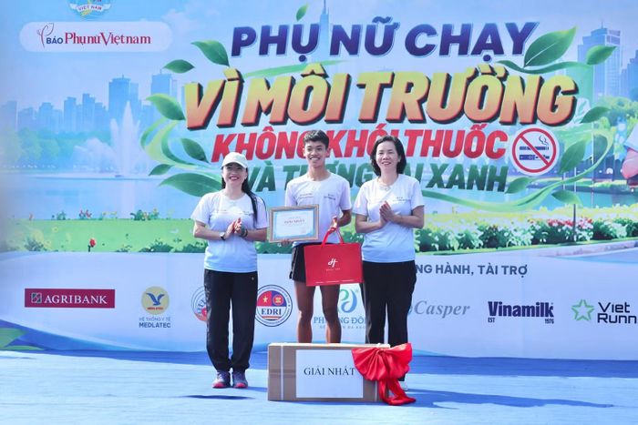 Bà Nguyễn Thị Minh Hương, Phó Chủ tịch Hội Liên hiệp Phụ nữ Việt Nam và bà Trần Khánh Thu, Giám đốc Quỹ Phòng bệnh, Bộ Y tế, lên trao giải Nhất cho vận động viên nam.