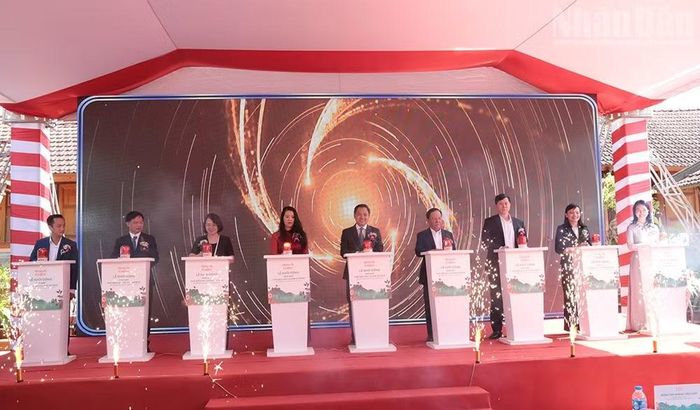 Sáng 11/10, cùng với tổ chức hội thảo, tỉnh Sơn La cũng đã tổ chức khởi công Dự án Nhà máy chế biến sâu cà-phê Detech tại bản Chiềng Pha, xã Bình Thuận. (Ảnh: VĂN NGỌC)
