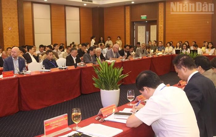 Sau hội thảo, các đại biểu sẽ tham quan, trao đổi các sản phẩm cà-phê Sơn La tại gian hàng trưng bày nằm trong khuôn khổ Lễ hội cà-phê Sơn La lần thứ 2. (Ảnh: QUỐC TUẤN)