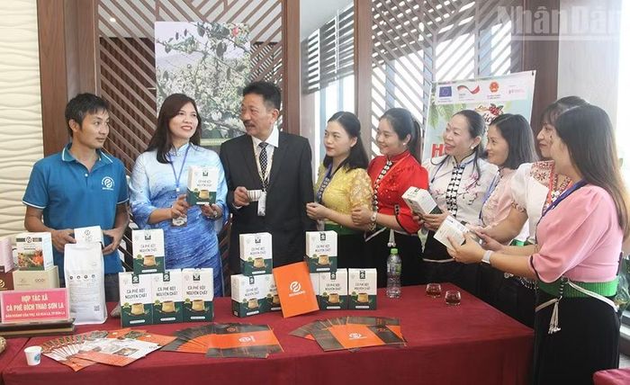 Tại hội thảo, các doanh nghiệp và hợp tác xã cà-phê của Sơn La cũng trưng bày, giới thiệu các sản phẩm được chế biến từ cà-phê. (Ảnh: QUỐC TUẤN)