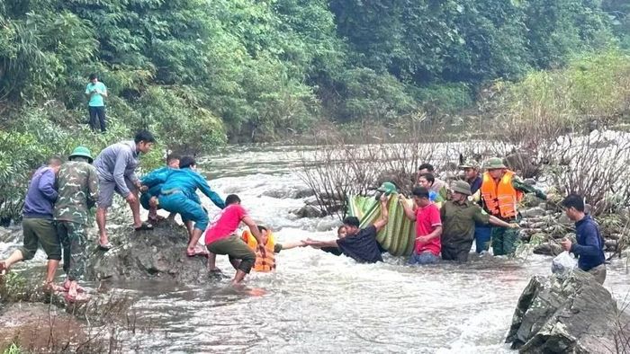 Lực lượng chức năng tìm thấy thi thể người phụ nữ ở xã biên giới Dân Hóa, tỉnh Quảng Trị bị nước lũ cuốn trôi ngày 10/10. (Ảnh: BĐ)