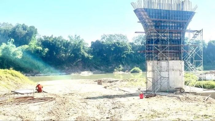 Mố M2 và trụ T6 cầu Đồng Liên chưa thi công được. (Ảnh: THẾ BÌNH)