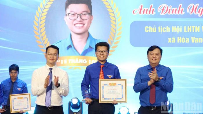 Khen thưởng gương “Thanh niên sống đẹp”. (Ảnh: THANH TÂM)