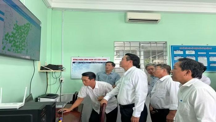 Lãnh đạo tỉnh Vĩnh Long kiểm tra công tác trực ban, giám sát thiết bị giám sát hành trình trên tàu đánh cá. (Ảnh: HOÀNG TRUNG)