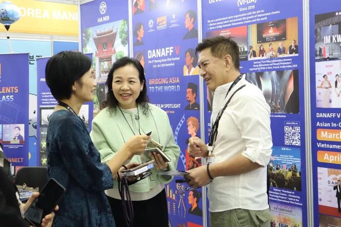 Ông Brillante Ma Mendoza trao đổi cùng Tiến sĩ Ngô Phương Lan, Chủ tịch VFDA; Nhà sản xuất Trần Thị Bích Ngọc, Ủy viên Ban thường vụ VFDA, thành viên Ban Giám khảo BIFF 2026.