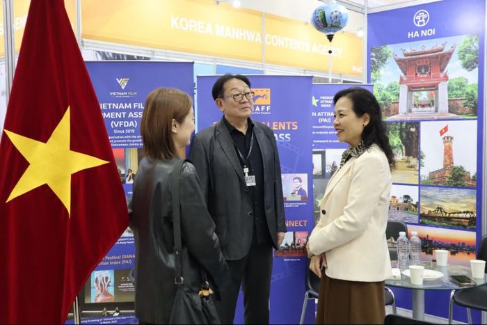 Ông Park Kwang Su - Chủ tịch Liên hoan phim quốc tế Busan tại Gian hàng Điện ảnh Việt Nam.