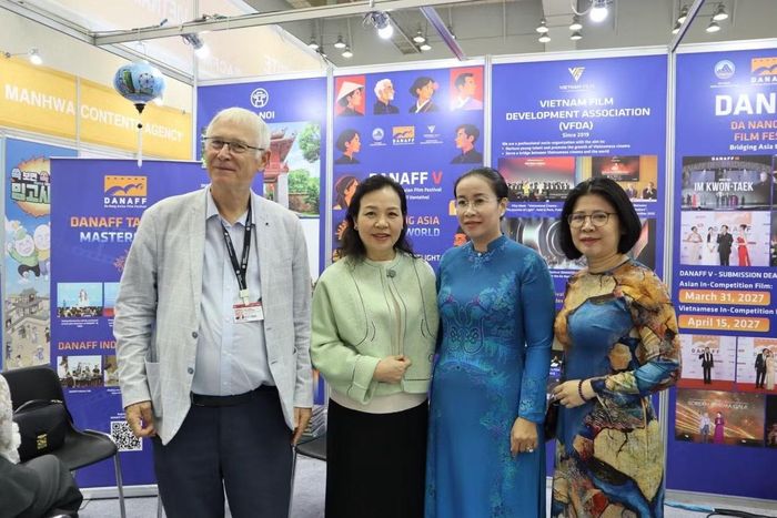 Từ trái qua phải: Ông Jean-Marc Thérouanne, đồng sáng lập, Giám đốc Nghệ thuật và Điều hành Liên hoan phim quốc tế Vesoul về Điện ảnh châu Á (VIFFAC), Pháp; Tiến sĩ Ngô Phương Lan, Chủ tịch VFDA, Tiến sĩ Nguyễn Thị Anh Thi, Phó Chủ tịch Ủy ban nhân dân Đà Nẵng; Tổng Lãnh sự Việt Nam tại Busan Đoàn Phương Lan.