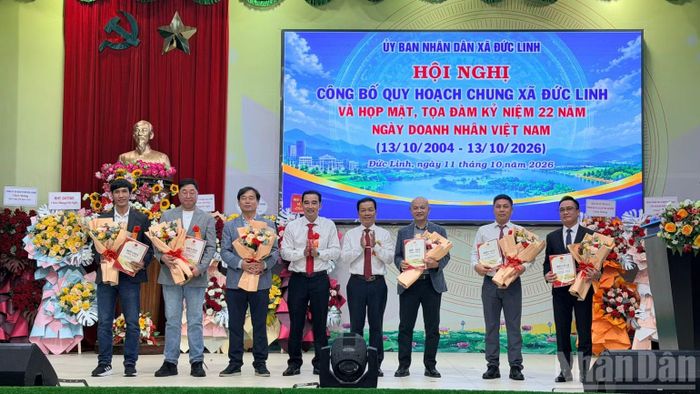 Lãnh đạo Ủy ban nhân dân xã Đức Linh trao bảng ghi nhớ hợp tác với doanh nghiệp. (Ảnh: THANH HẢI)
