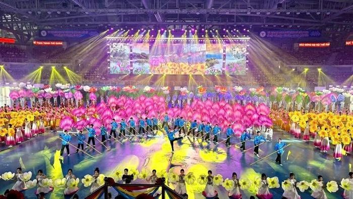 Chương trình đồng diễn nghệ thuật thể dục thể thao với chủ đề “Quảng Ninh - Thành phố rạng rỡ tương lai”. (Ảnh: QUANG THỌ)