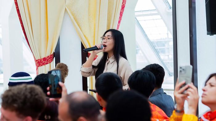 Chu Mỹ Duyên thể hiện ca khúc “Hãy yêu nhau đi” của nhạc sĩ Trịnh Công Sơn tại phòng họp của Chính quyền Cộng hòa Chuvash (Liên bang Nga). (Ảnh: TUẤN PHONG)