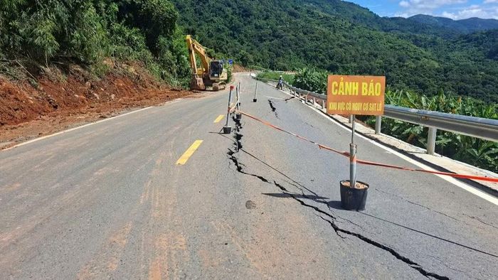 Hiện trường vụ sụt lún. (Ảnh: Quý Ngọc)