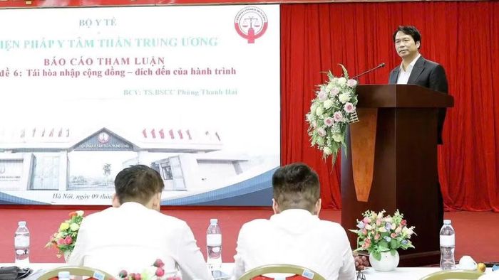 Tiến sĩ, bác sĩ cao cấp Phùng Thanh Hải, Bí thư Đảng ủy, Phó Viện trưởng phụ trách quản lý, điều hành Viện Pháp y tâm thần Trung ương chia sẻ tại buổi sinh hoạt khoa học chuyên đề.