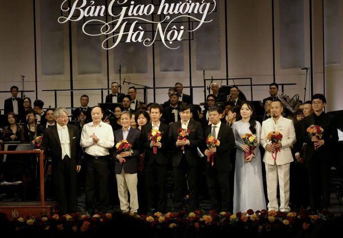 Nhạc trưởng Honna Tetsuji cùng Dàn nhạc Giao hưởng Việt Nam và các nghệ sĩ, đại biểu khách mời trong đêm nhạc "Bản giao hưởng Hà Nội". (Ảnh: HAA)