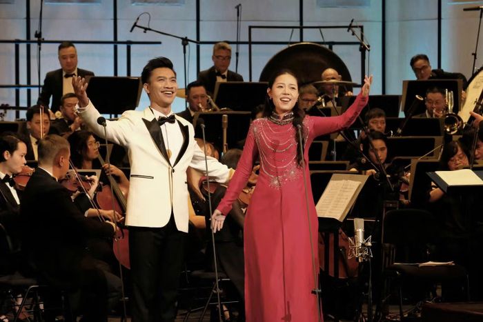 Hai ca sĩ Nguyễn Khắc Hòa-Trần Nguyễn Kim Ngân song ca bài "Người Hà Nội" của cố nhạc sĩ Nguyễn Đình Thi. (Ảnh: HAA)