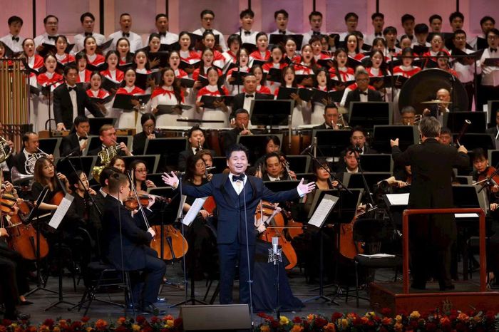 Nghệ sĩ Nhân dân Tấn Minh biểu diễn ca khúc "Sẽ về Thủ đô" của cố nhạc sĩ Huy Du. (Ảnh: VT)