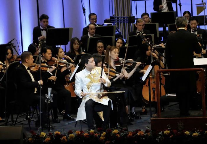 Nghệ sĩ đàn nhị Hải Đăng và Dàn nhạc Giao hưởng Việt Nam biểu diễn tác phẩm hòa nhạc "Dòng chảy Thăng Long" của nhạc sĩ Lê Bằng dưới sự chỉ huy của Nhạc trưởng Honna Tetsuji. (Ảnh: HAA)