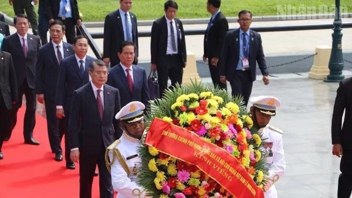 Thủ tướng Lê Minh Hưng và Đoàn đại biểu cấp cao Việt Nam vào đặt vòng hoa tại Đài Hữu nghị Campuchia-Việt Nam ở thủ đô Phnom Penh. (Ảnh: HUY VŨ)