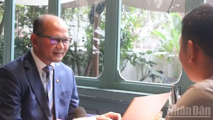 Nhà nghiên cứu Uch Leang trả lời phỏng vấn phóng viên Báo Nhân Dân thường trú tại Campuchia. (Ảnh: HUY VŨ)