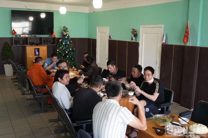 Bữa ăn trưa sau giờ lao động. (Ảnh: THANH THỂ)