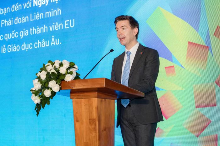 Đại sứ Julien Guerrier nhấn mạnh môi trường giáo dục châu Âu mang đến nhiều lựa chọn học tập chất lượng cao với chi phí cạnh tranh và cơ hội học bổng đa dạng. (Ảnh: BTC)