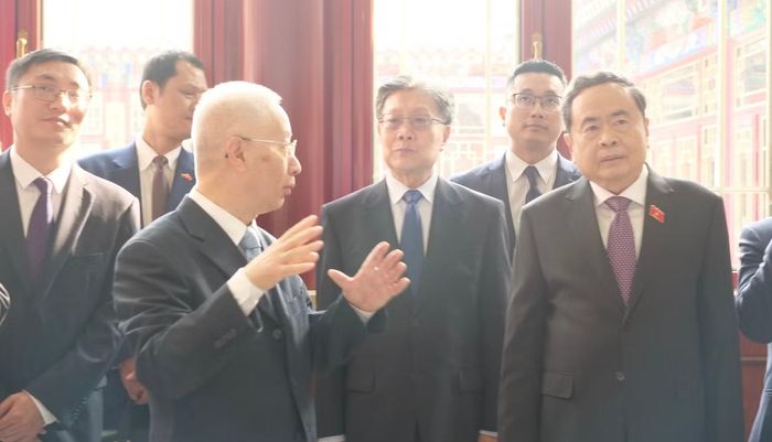 Chủ tịch Quốc hội Trần Thanh Mẫn nghe Chủ nhiệm Ủy ban Thường vụ Nhân đại quận Triều Dương giới thiệu mô hình.