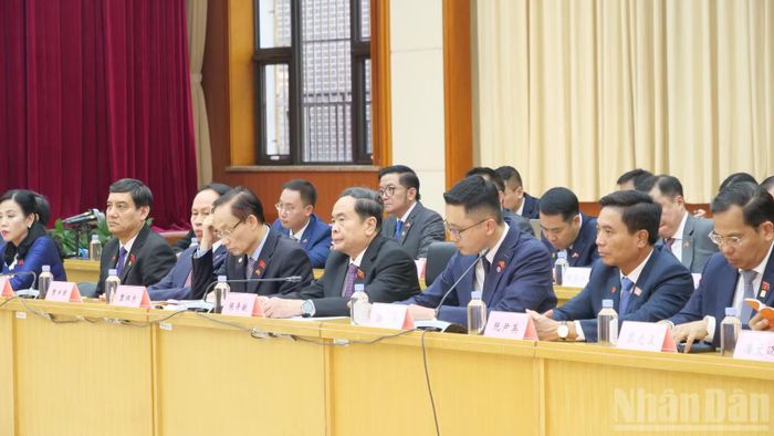 Chủ tịch Quốc hội Trần Thanh Mẫn và Đoàn đại biểu cấp cao Việt Nam tham dự buổi tọa đàm.