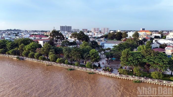 Nước sông Đồng Nai dâng cao khiến nhiều vùng trũng ngập. Trong đó, lần đầu tiên đường Nguyễn Văn Trị ngập sâu.