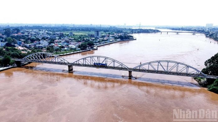 Nước sông Đồng Nai chuyển sang màu ngói đỏ, đục ngầu mùa lũ.