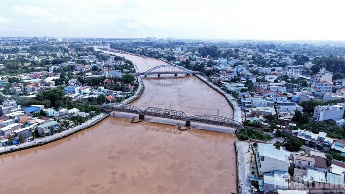 Dự báo, trong ngày 11/10, đỉnh triều tại trạm Biên Hòa có khả năng lên khoảng 2,25m, cao hơn mức báo động 3 khoảng 5cm.