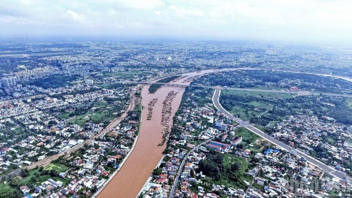 Sông Đồng Nai mùa nước lũ với màu đỏ bazan, đục ngầu.
