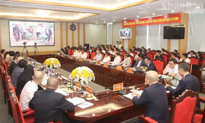 Hội nghị được tổ chức trực tiếp kết hợp trực tuyến nối điểm cầu Sơn La với các Cơ quan đại diện thương mại quốc tế. (Ảnh: QUỐC TUẤN)