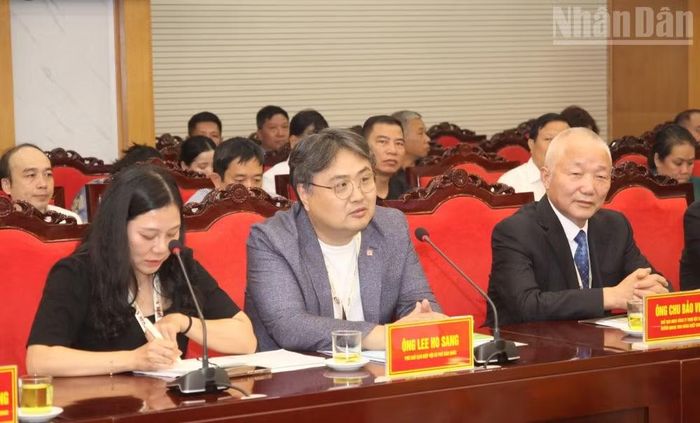 Ông Lee Ho Sang (ở giữa), Phó Chủ tịch Hiệp hội Cà-phê Hàn Quốc cho biết thông qua Lễ hội Cà-phê đã biết tới sản phẩm cà-phê của Sơn La. (Ảnh: QUỐC TUẤN)