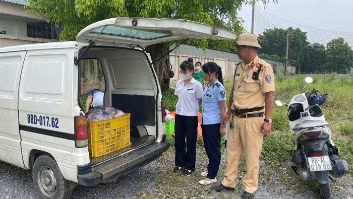 Lực lượng liên ngành kiểm tra sản phẩm động vật không bảo đảm vệ sinh thú y. (Ảnh do Quản lý thị trường cung cấp)