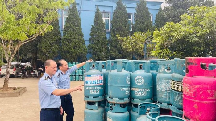 Lực lượng quản lý thị trường Phú Thọ kiểm tra hoạt động kinh doanh nạp khí LPG. (Ảnh do Quản lý thị trường cung cấp)