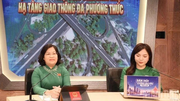 Phó Chủ tịch Hội đồng nhân dân Thành phố Nguyễn Trường Nhật Phượng điều hành chương trình. (Ảnh: Mỹ Phương)