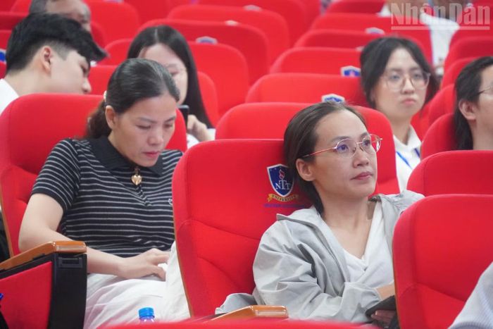 Đại biểu theo dõi các phiên chuyên đề tại hội nghị. (Ảnh: KHANG ANH)