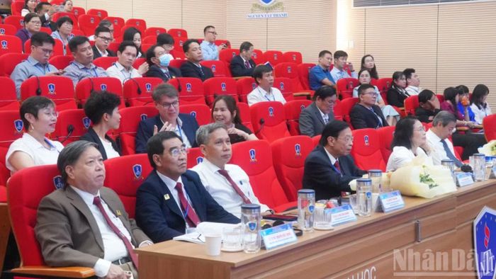 Nhiều chuyên gia y tế, giáo dục dự chương trình hội nghị khoa học về Y học hội nhập và chuyển đổi số. (Ảnh: KHANG ANH)