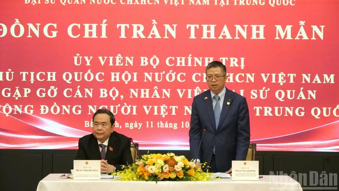 Đại sứ Phạm Thanh Bình báo cáo công tác với Chủ tịch Quốc hội.