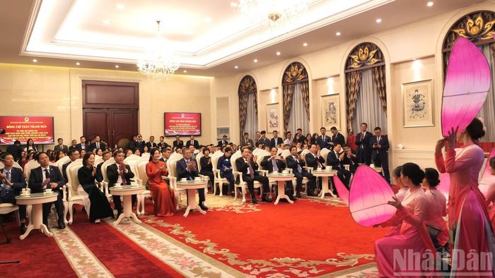 Toàn cảnh buổi thăm, làm việc tại Đại sứ quán.