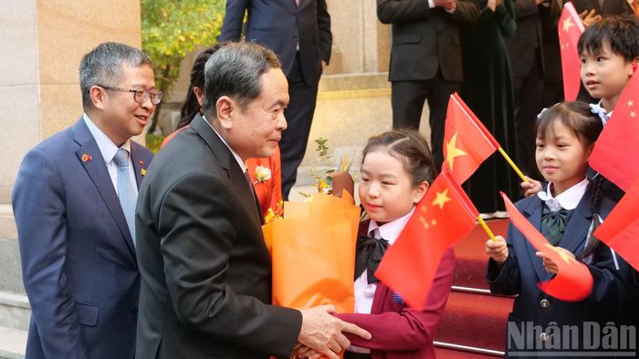 Chủ tịch Quốc hội Trần Thanh Mẫn với các cháu thiếu nhi là con em cán bộ Đại sứ quán.