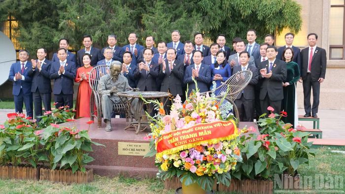 Chủ tịch Quốc hội và Đoàn chụp ảnh lưu niệm bên Tượng Bác.