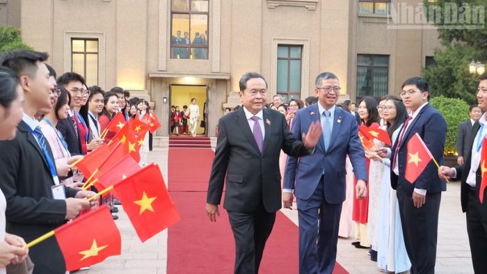 Chủ tịch Quốc hội Trần Thanh Mẫn thăm Đại sứ quán Việt Nam tại Trung Quốc. (Ảnh: HỮU HƯNG-VI SA)