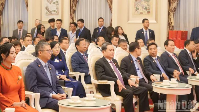 Các đại biểu tham dự cuộc làm việc.