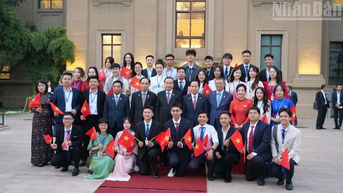 Chủ tịch Quốc hội Trần Thanh Mẫn chụp ảnh với lưu học sinh Việt Nam tại Trung Quốc.