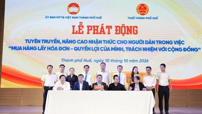 Các hội, hiệp hội, ban quản lý chợ, doanh nghiệp ký cam kết hưởng ứng chương trình. (Ảnh: CTV)