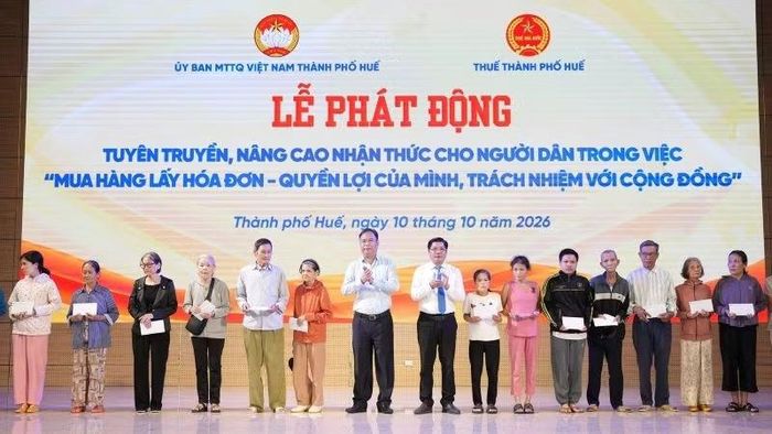 Hưởng ứng Tháng cao điểm “Vì người nghèo” năm 2026, lãnh đạo thành phố trao các suất quà hỗ trợ hoàn cảnh khó khăn. (Ảnh: CTV)